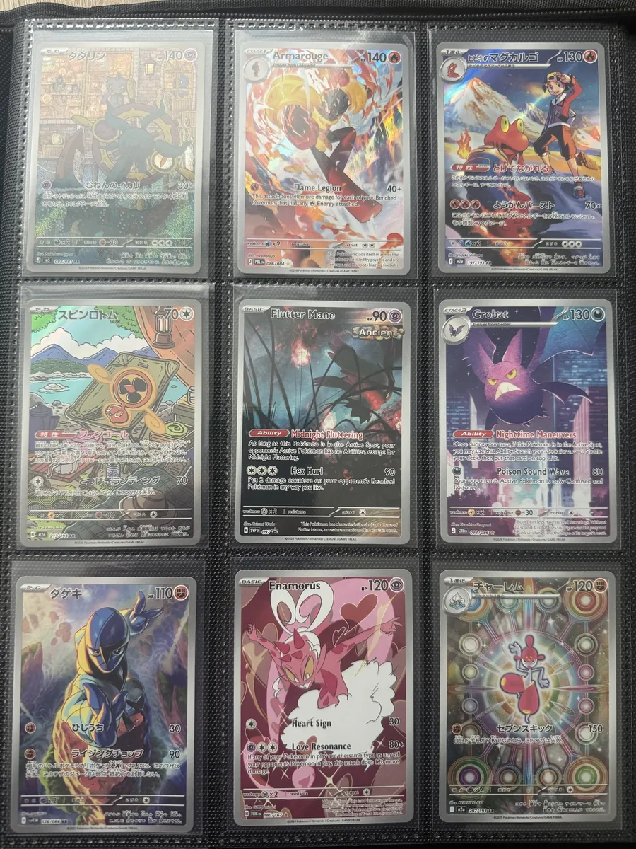 Een binderpagina met 9 Pokémon-kaarten, Engels en Japans door elkaar, recht van boven gefotografeerd